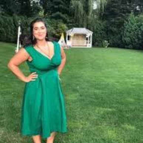 Emily and Fin - Keener Postures Dress, Emerald - Picture 4 of 13